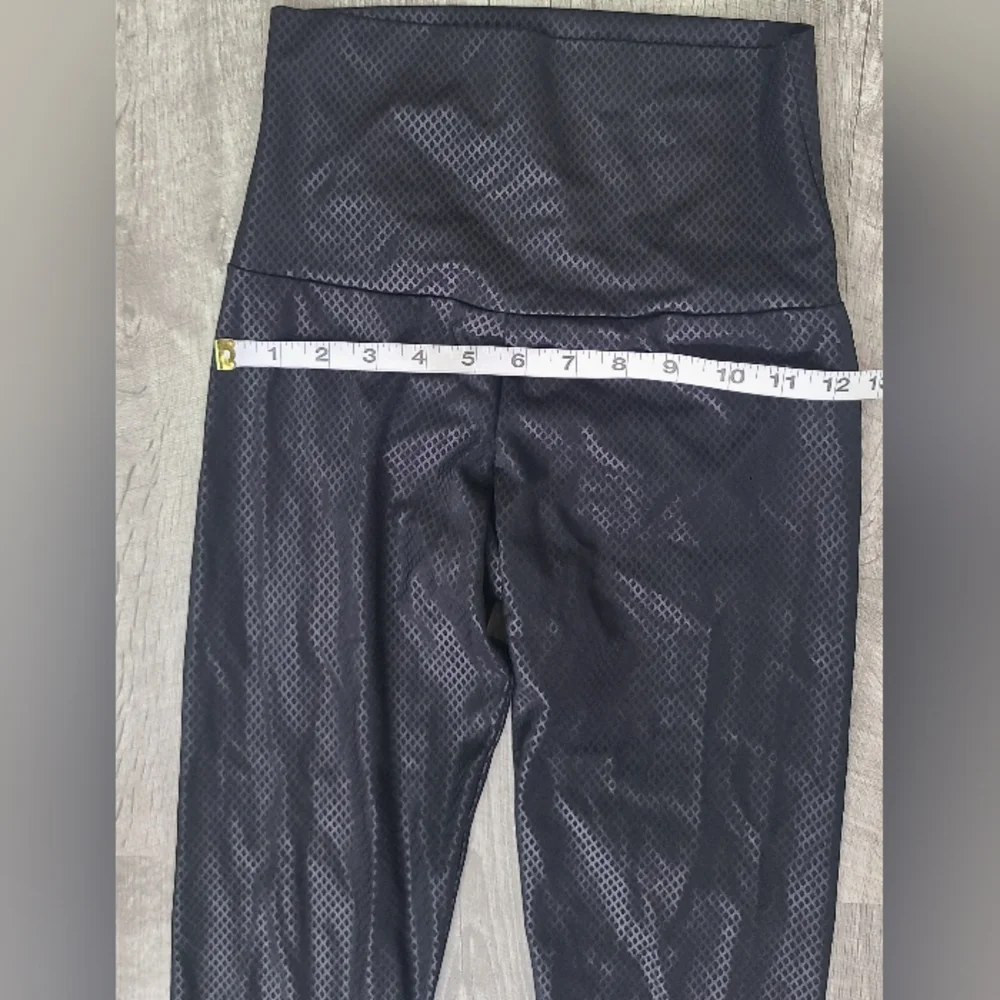 Onzie black shiny leggings, S/M - Picture 3 of 6